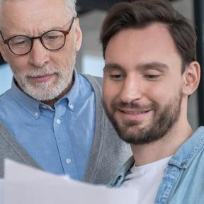 vader en zoon bekijken samen bedrijfsdocumenten