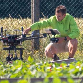 ILVO-medewerker aan het werk met een drone boven een aanplanting
