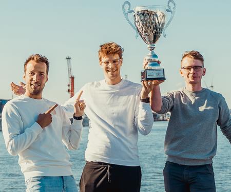 Coach Matthias Browaeys met Gauthier Tytgat en Seppe De Cock van Homemate