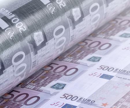 Briefjes van 500 euro worden gedrukt op een geldpers