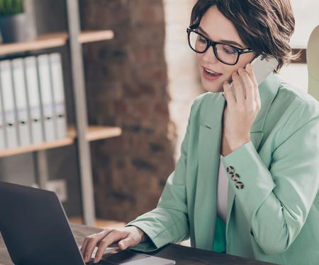 Vrouw werkt aan bureau thuis