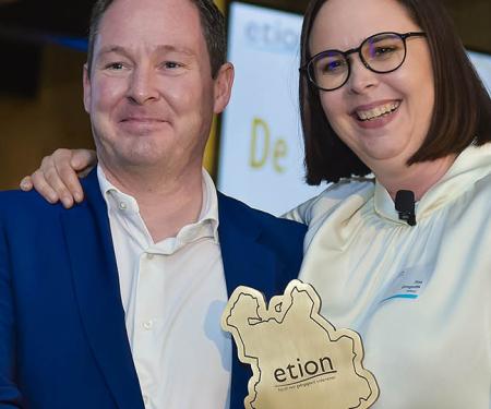 Erik Wilms en Tina Ermgodts met de trofee