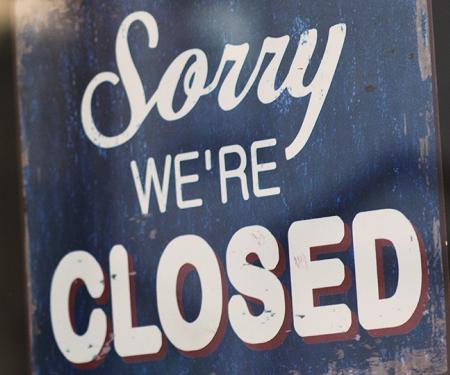 Deurbordje met booschap 'Sorry we're closed'
