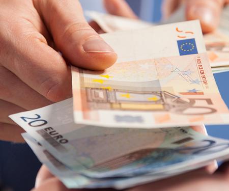 Bankbiljetten wisselen van eigenaar