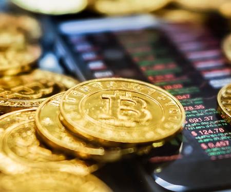 cryptomunten liggen op een smartphone