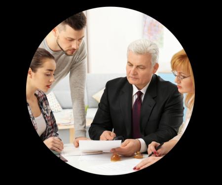 Aandeelhouders zitten samen rond document