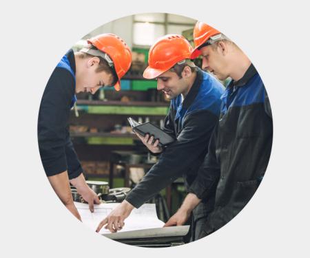Arbeiders met glimlach op het gezicht aan het werk
