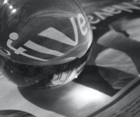 Glazen bol op krant