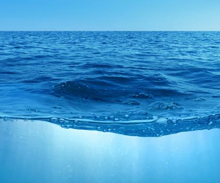 Zonnestralen door het wateroppervlak