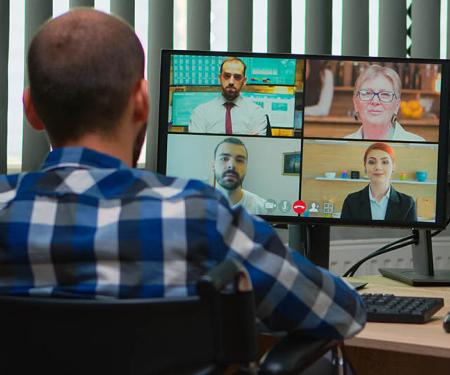Werknemer in rolstoel neemt deel aan videocall