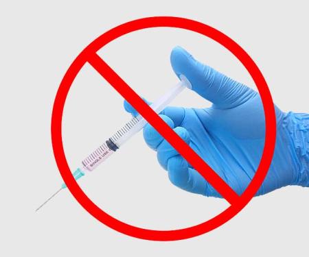 verbodsteken op hand die vaccin toedient
