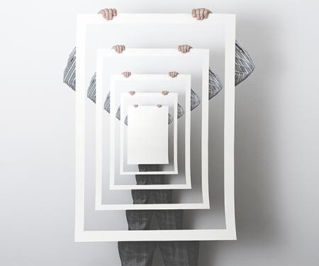 Man houdt poster vast waarop dezelfde man dezelfde poster vasthoudt