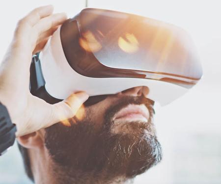 man kijkt in VR-bril