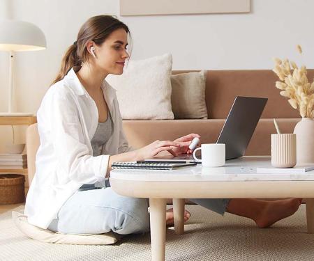 Vrouw volgt online cursus