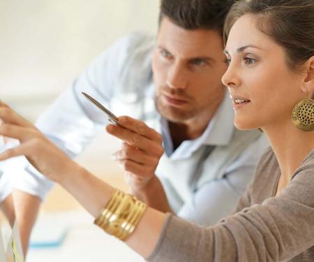 2 collega's bekijken samen computerscherm