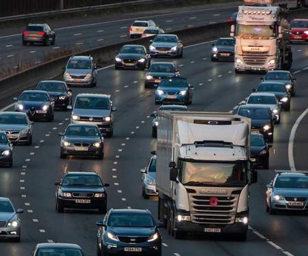 druk verkeer op autosnelweg