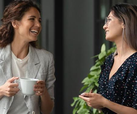 2 collega's maken een praatje