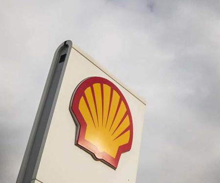 logo van shell tegen bewolkte lucht