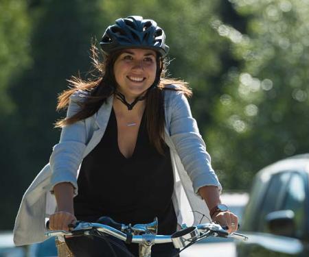 dame fietst rij auto's voorbij