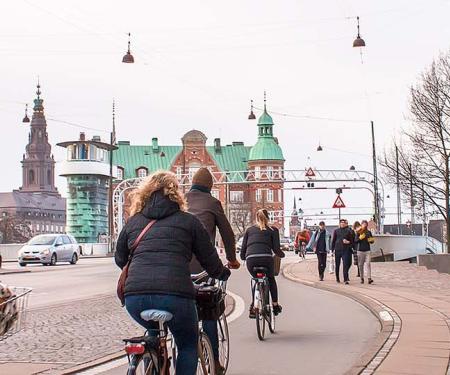 mensen op weg naar het werk in Kopenhagen