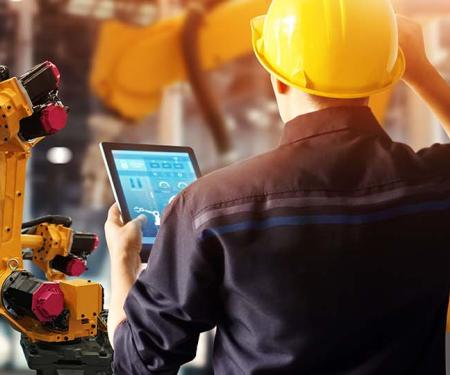 werknemer met tablet bestuurt robot
