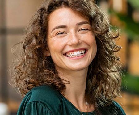 lachende jonge werkneemster in een modern kantoor