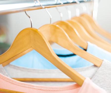 kledingstukken op kleerhangers aan een kledingrek