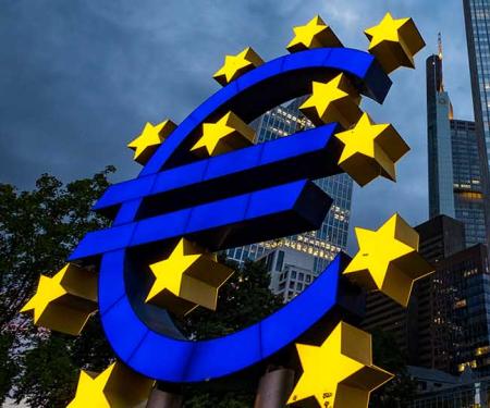 euroteken aan het ECB-gebouw in Frankfurt