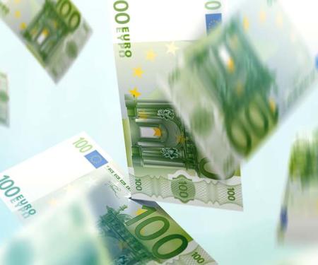 geldbiljetten van 100 euro fladderen in het rond