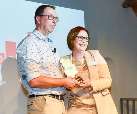 Ben Ooms ontvangt de Kempenaar-trofee uit handen van Tina Ermgodts