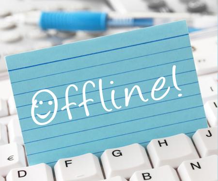kaartje offline ligt op toetsenbord 