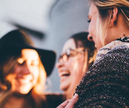 ontmoeting tussen 3 vrolijke jonge vrouwen