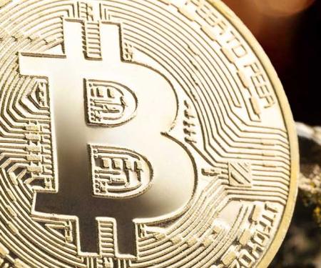 bitcoin op een stapel goudbrokjes