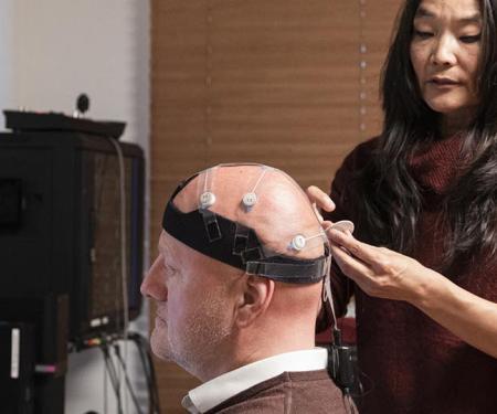 Choi Deblieck neemt EEG van testpersoon