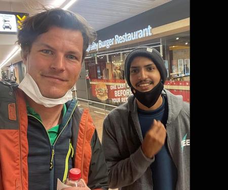 Emmanuel Buyck en de Indiër Steve Shewmin Cutinho in de luchthaven van Zaventem