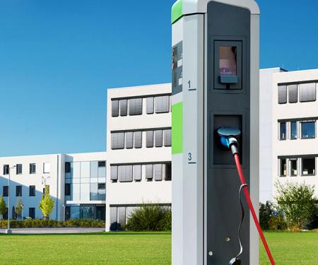elektrische auto wordt opgeladen aan laadpaal voor bedrijfsgebouw