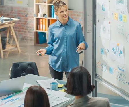 vrouw aan whiteboard in een modern kantoor