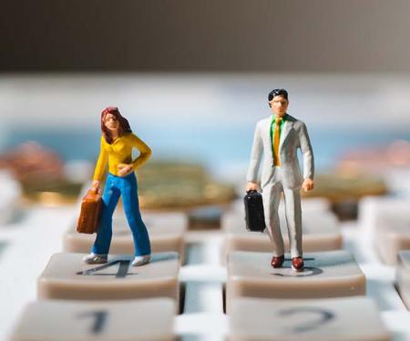 illustratie: 3 miniatuurpoppetjes in werkoutfit lopen op rekenmachine naast stapeltjes geld