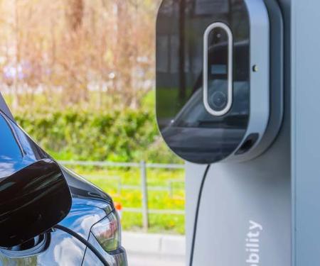 elektrische auto wordt opgeladen aan laadpaal