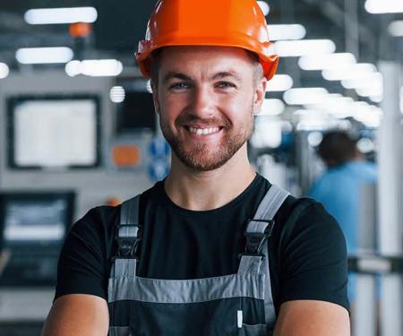 lachende arbeider in industriële ruimte