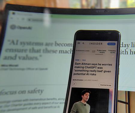online artikel op smartphone: Sam Altman uit zijn bezorgdheid over het gebruik van AI