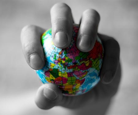 wereldbol in de greep van een hand
