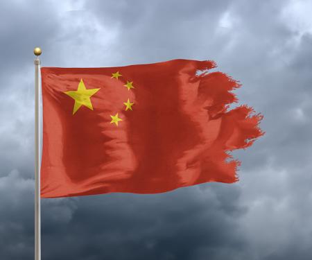 uitgerafelde Chinese vlag wapperen in lucht met donkere wolken