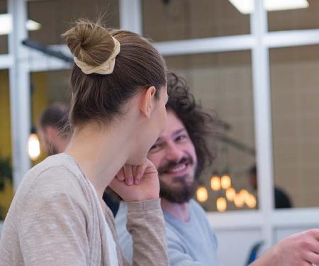 2 collega's aan de praat in modern kantoor