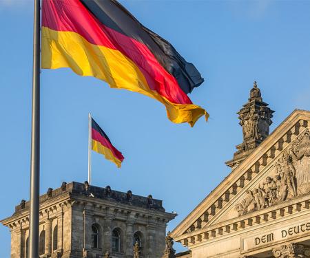 Duitse vlag wappert voor Reichstag gebouw