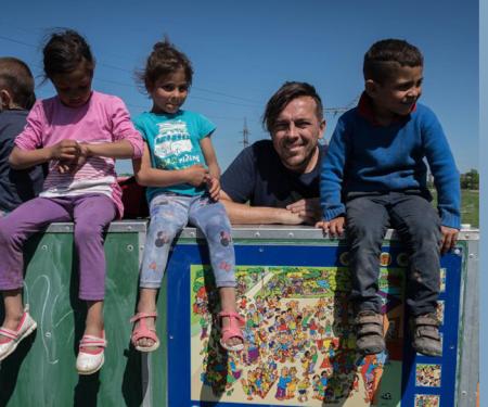 Arnaud Raskin tussen kinderen, project Mobile School