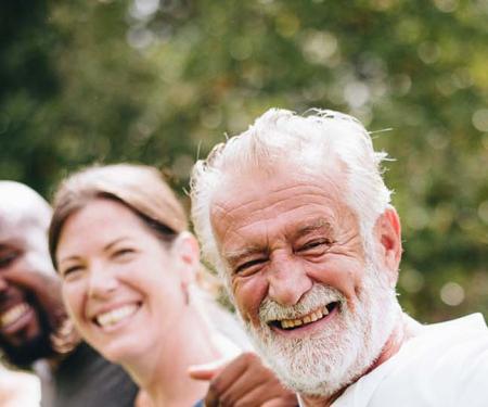 diverse mensen met handen op elkaars schouders