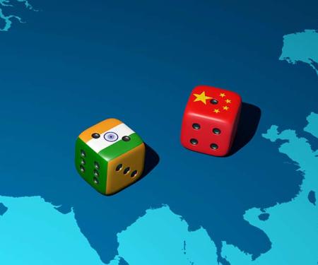 Dobbelstenen met Indische en Chinese vlag liggend op Azië op wereldkaart