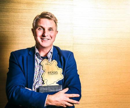 Pat Van Roey met de trofee 'De Kempenaar 2023'