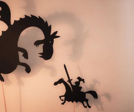 schaduwspel: ridder valt draak aan om prinses te redden